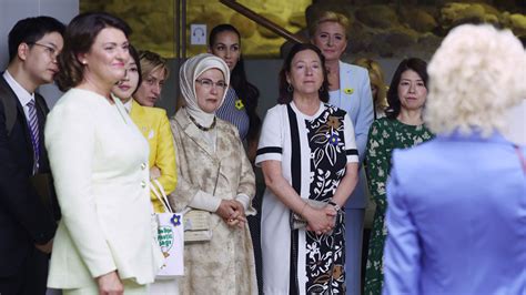 E­m­i­n­e­ ­E­r­d­o­ğ­a­n­,­ ­l­i­d­e­r­ ­e­ş­l­e­r­i­y­l­e­ ­­U­k­r­a­y­n­a­l­ı­ ­Ç­o­c­u­k­,­ ­K­a­d­ı­n­ ­v­e­ ­G­e­n­ç­l­e­r­l­e­ ­B­u­l­u­ş­m­a­ ­P­r­o­g­r­a­m­ı­­n­a­ ­k­a­t­ı­l­d­ı­